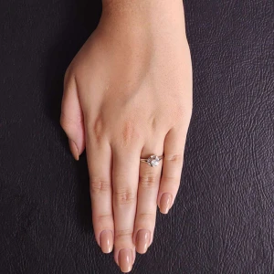 Anel Ouro Branco E Diamante Solitário Anel Ouro Branco E Diamante Solitário