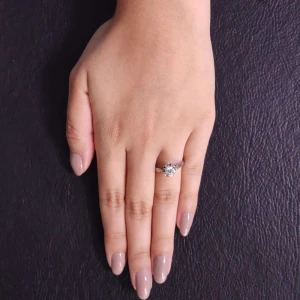 Anel Ouro Branco E Diamante Solitário Anel Ouro Branco E Diamante Solitário