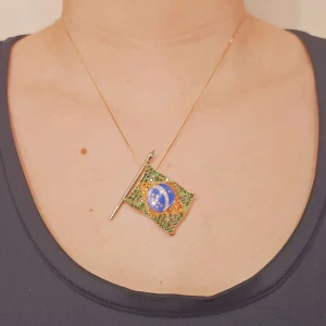 Broche Ouro 18K Duas Cores, Esmeraldas, Safiras E Esmalte