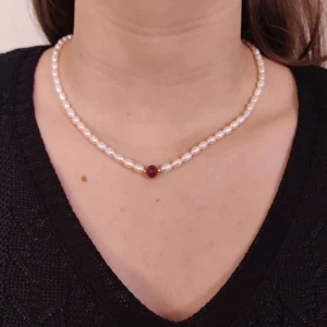 Colar Com Detalhes Em Ouro 18K, Pérolas E Rubi