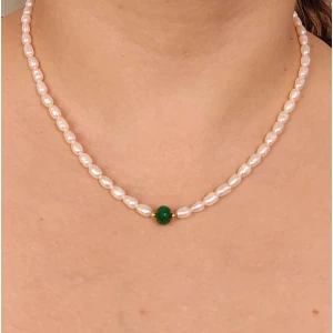Colar Em Pérolas, Esmeralda E Detalhes Em Ouro 18K