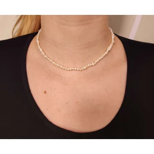 Colar em Pérolas E Detalhes Em Ouro 18K