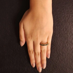 Meia Aliança Ouro 18K E Safiras Meia Aliança Ouro 18K E Safiras